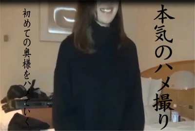 已婚妇女被抢劫：28岁美丽妻子被丈夫欺骗，将另一个男人的阴茎完全插入她体内！