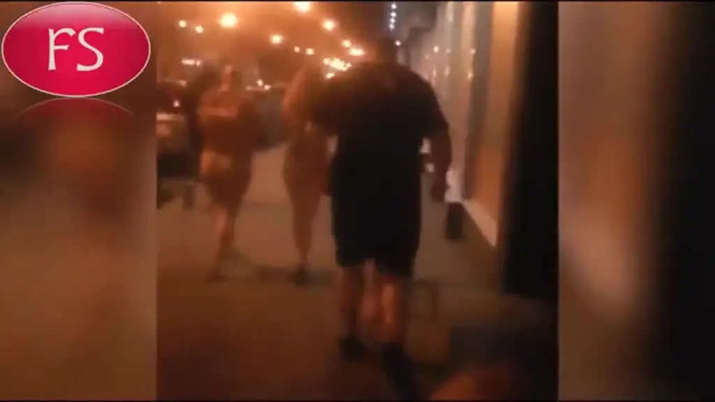 [欧美] 这些妓女和嫖客被抓到后...竟被迫裸体游街走回警局