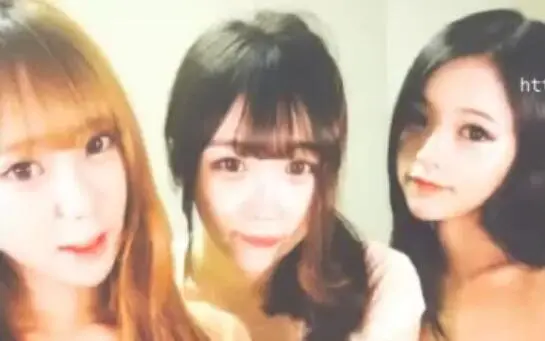 [好想淫韩国] 三位韩国妞粉红奶头视讯主播，这么撩人的姿势，忍不住都要尻起来了