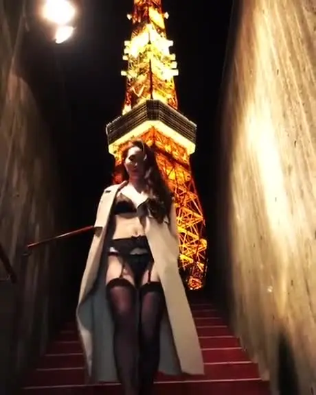 正妹暴露狂在東京鐵塔前穿情趣內衣下樓梯！