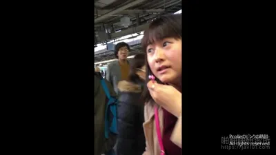 What a secret photographer!! Pretending to ask for directions, he boldly attacked several girls while riding the escalator!