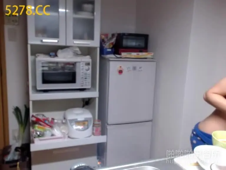 日本知名網站付費直播 有點混血妹妹示範裸體廚房 86