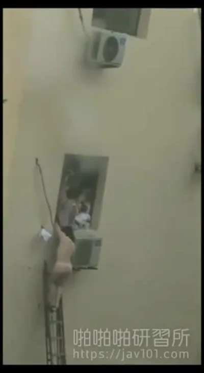 There’s a fire in the women’s bathhouse! Busty mature woman runs away naked and runs wild! The onlookers below were all men: they wanted to reach out and take it.