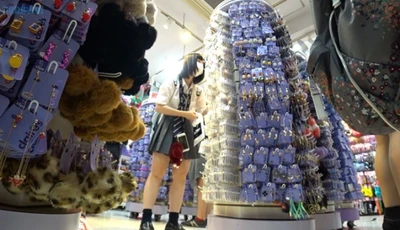 What a genius for candid photography!! A student girl seriously shopping at a girl’s accessories store~ The scenery under her skirt is exposed to the light.