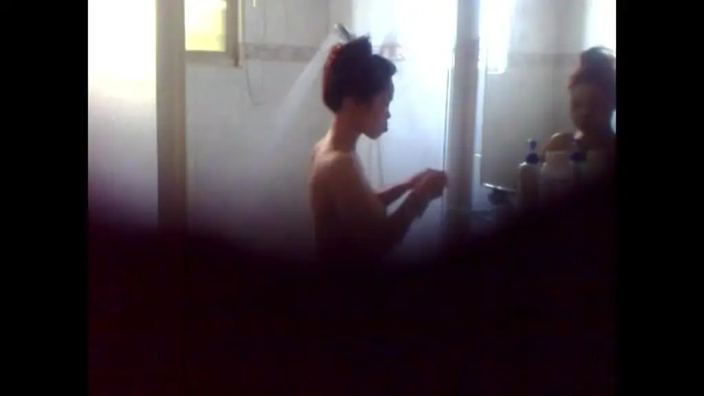 Hiding in the corner, secretly filming the elder sister next door taking a shower