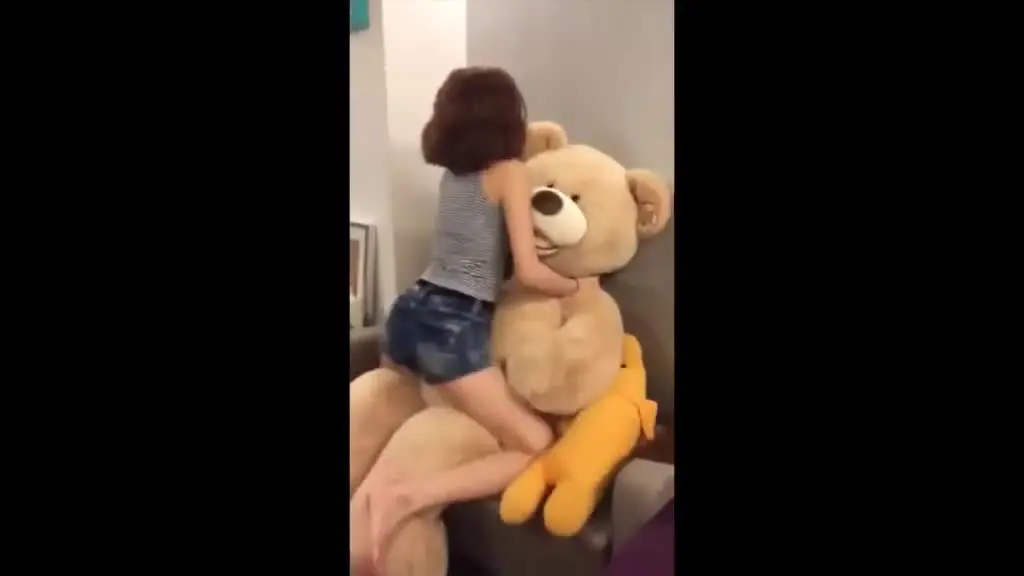 The story of a bear and a pretty girl, don’t do anything to the bear, come to me