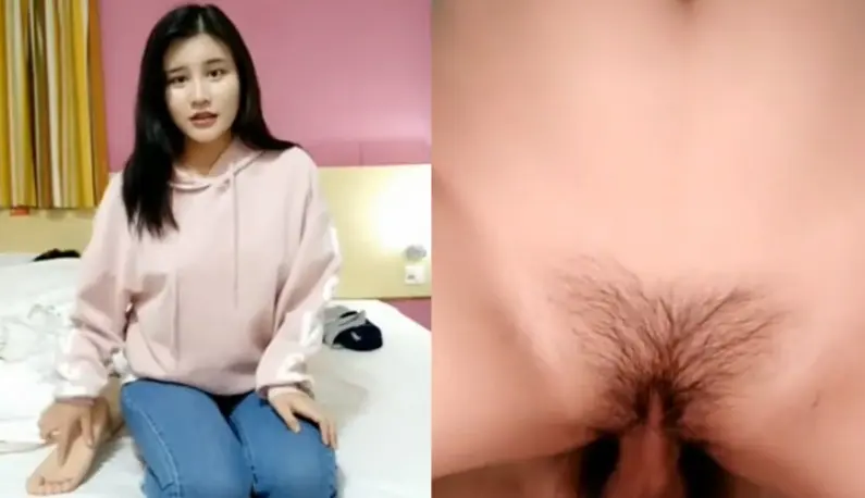 A very sexy girl has a double sex show~ A straight girl with long black hair licks her hard JJ and then rides on top and fucks her hard~
