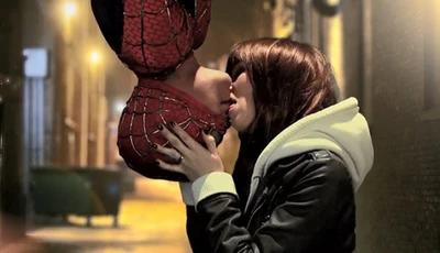 [Europe and the United States] Spider-Man's classic upside-down kiss~ He just kissed the stick and he was so hard~ He started blowing it in the street!!