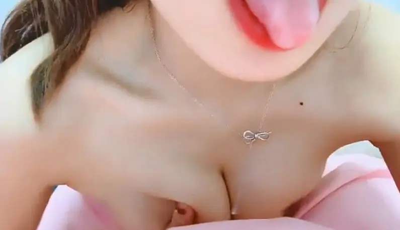 Internet-addicted girl Jiang c~ Grasping her beautiful breasts with her hands~ Licking her fingers and sucking the little stick~