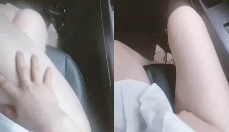 Secretly playing with little pussy in the back of the taxi~ The driver brother feels like he wants to join in too~