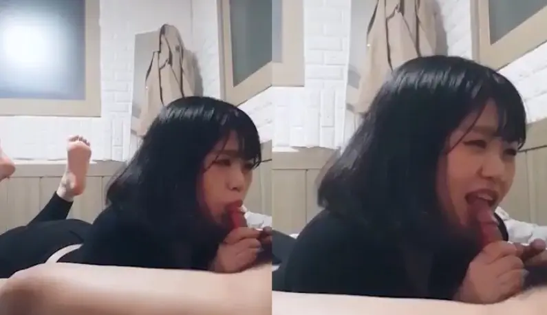 An innocent girl exposes her face and gives a blowjob!! A simple bite is very comfortable~