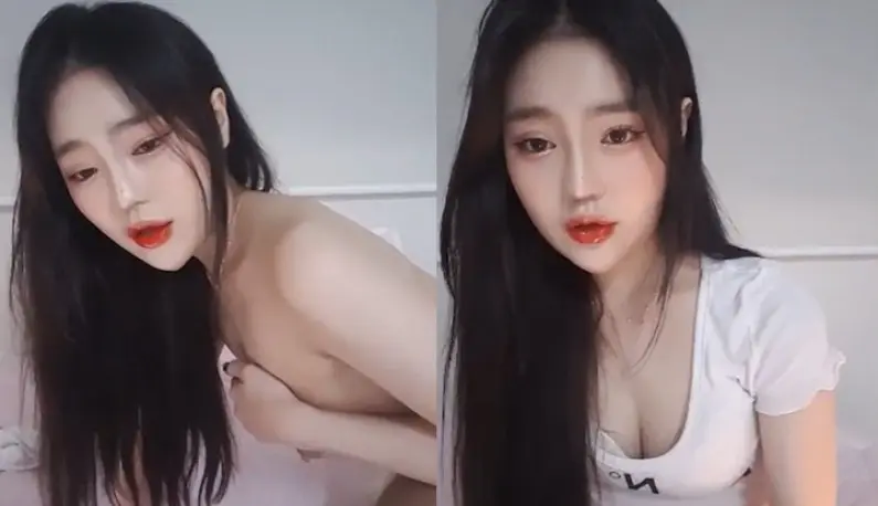 [Korea] The success story of a girl with small breasts~ She strips off her clothes and plays with her breasts in a lewd live broadcast!!