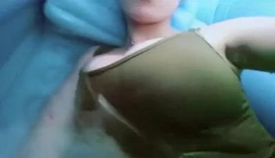 巨乳女神泡在水里玩奶奶~还不忘换上女仆装用胸部夹棒棒~