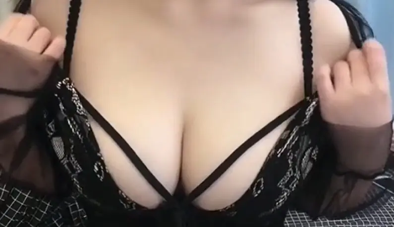 The fair-skinned sister Lin'er's large-scale private photos leaked ~ The best busty SM nipple clamps are tempting, and the black stockings are super tempting!