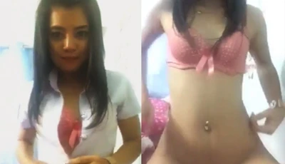 [Thailand] Sexy live broadcast host with small breasts takes off her clothes in front of the camera and touches herself while asking for fans' attention