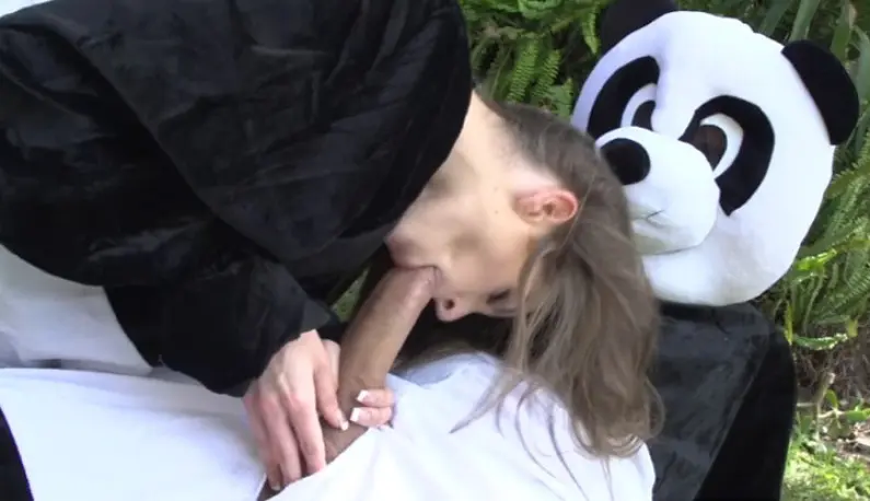 [Europe and the United States] Wearing a panda costume to have sex to save pandas! It turns out that sex can be so trendy and charitable!