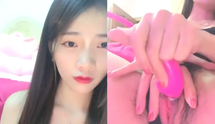 The goddess of temperament is alone at home, so she has to live broadcast masturbation to accompany netizens ~