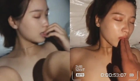 [Thailand] Having sex with my girlfriend and taking a selfie, the lustful face is super attractive, and the finger is inserted into the little mouth, which is very sexy~