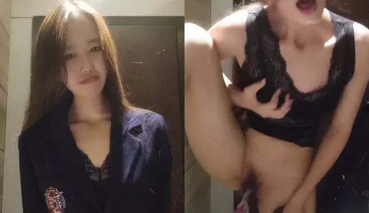 The live broadcast host of a sexy girl was masturbating in a KTV public toilet and was almost caught by the cleaning lady~