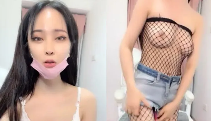 A hairless girl with a pink pussy plays live broadcast~ Wearing a crotchless one-piece fishnet stocking tonight to show off her lustful look~