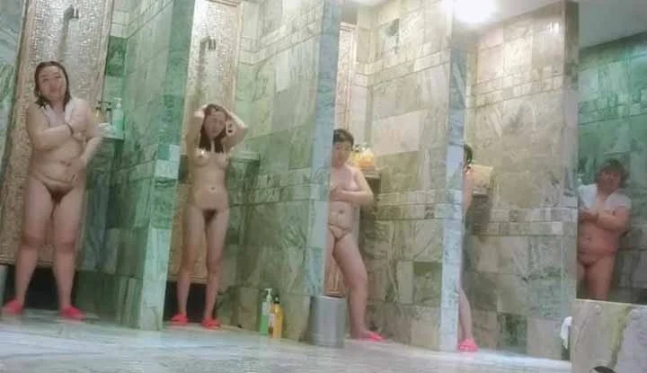 Secretly filming the little sisters taking a bath with their mothers in a public bathroom~
