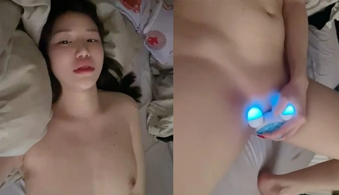 [Malaysia] OnlyFans Big Breasted Millionaire Internet Celebrity Ms.Puiyi just bought a new product ~ It looks like the toy can also light up, but it makes her tremble with pleasure ~