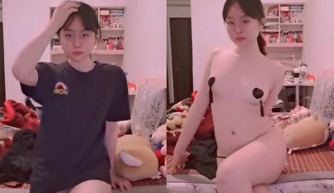 眼鏡少女對著鏡頭搔首弄姿，一件一件脫下衣服露出最嫩的肌膚