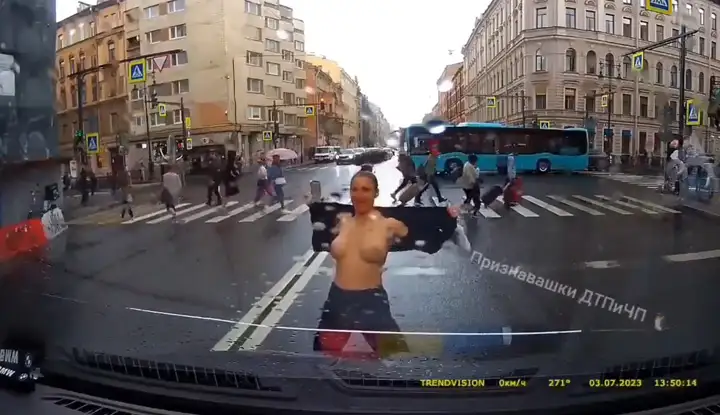 [Europe and America] The world is at peace! "A foreign woman was nearly hit while crossing the road" and apologized by exposing her breasts!