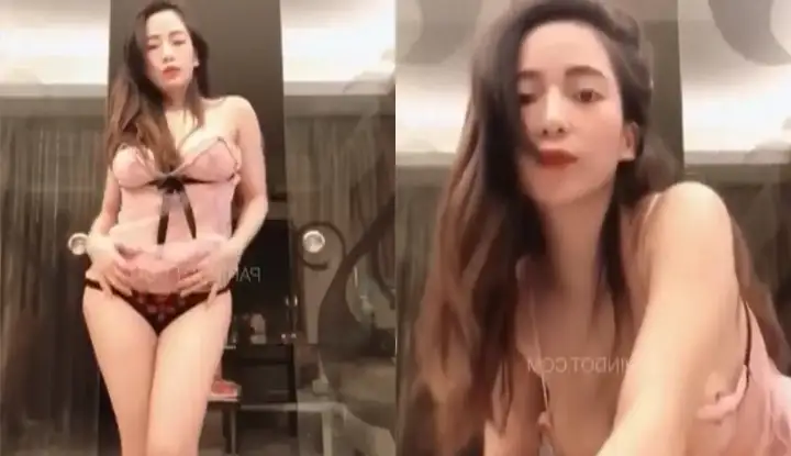 [Philippines] Sexy girl with long hair takes selfie while rubbing her breasts