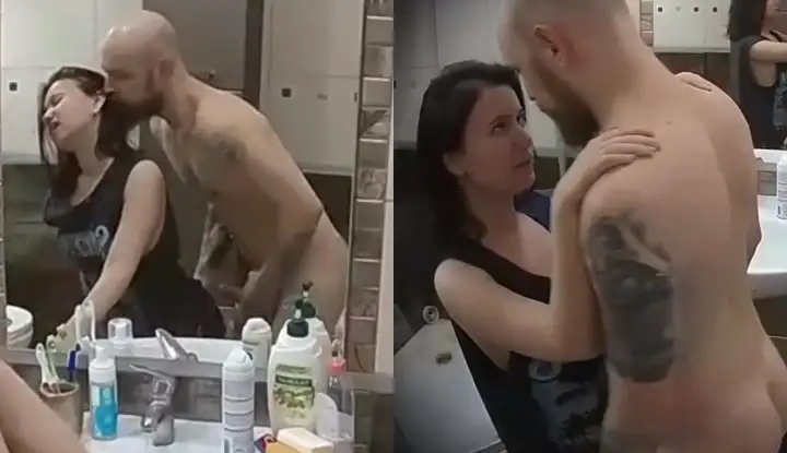 [Europe and the United States] The bald guy with the big dick is so anxious~ He fucks his girlfriend doggy style directly in the bathroom!