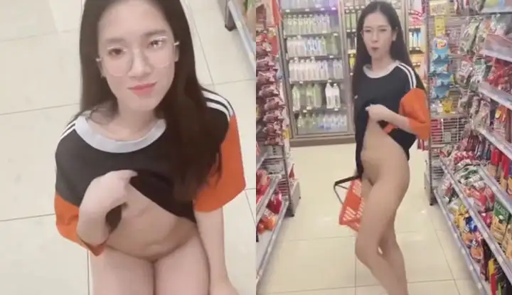 [Thailand] Under the inducement of her boyfriend, a girl with glasses lifted up her clothes in a shopping mall to reveal her hairless pussy